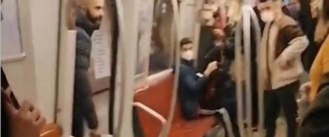 Metroda kadın yolcuya bıçak çekip hakaret eden zanlı gözaltına alındı
