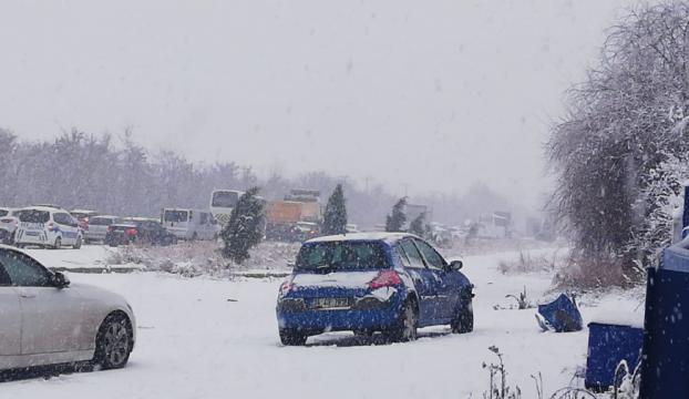 Bilecik ve Kütahyada kar yağışı ulaşımda aksamalara yol açıyor