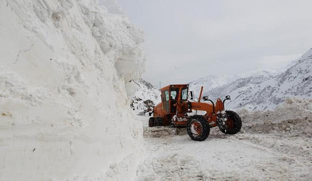 Kar ve tipi nedeniyle 30 kara yolu ulaşıma kapandı