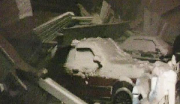 Kar kütlesiyle tavan çöktü, 20 araç hasar gördü