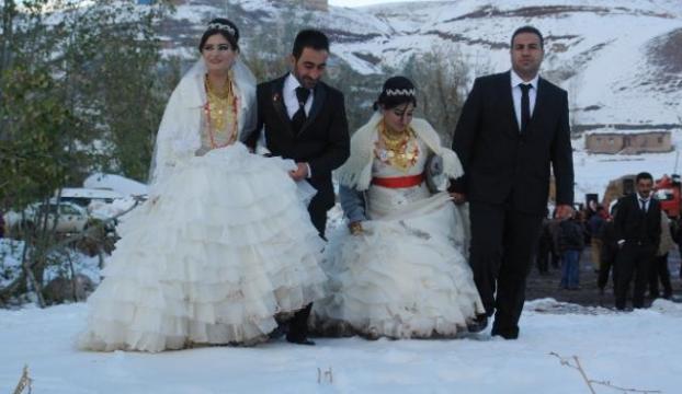 Kar üstünde çifte düğün
