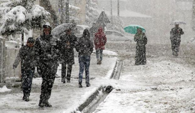 İstanbulda kar yağışı bazı bölgelerde etkili oluyor