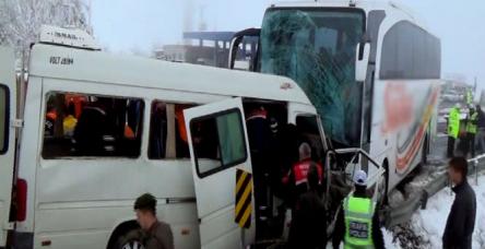 Servis ile yolcu otobüsü çarpıştı: 2 ölü, 11 yaralı