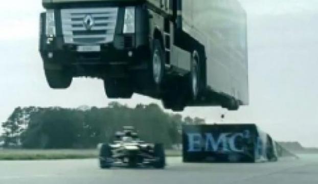 Koca TIR Formula 1 aracının üzerinden uçtu!