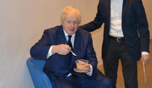 Londra Büyükşehir Belediye Başkanı Boris Johnsona aşure ikram edildi