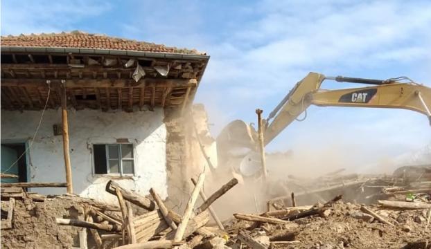 Malatyada ağır hasarlı evler kontrollü yıkıldı