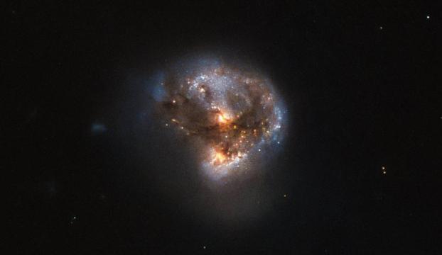 Hubble Teleskobu &quot;mega-meyzer&quot; galaksi keşfetti