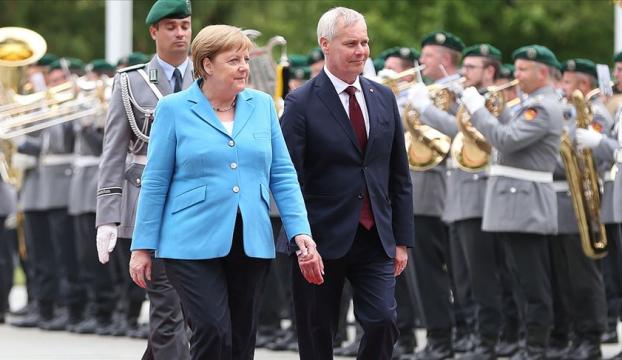 Merkel yine titreme nöbeti geçirdi