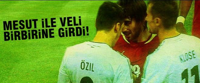 Veli Kavlak ile Mesut Özil birbirine girdi