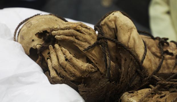 Peru`da arkeologlar İnka öncesi döneme tarihlendirilen mumya buldu