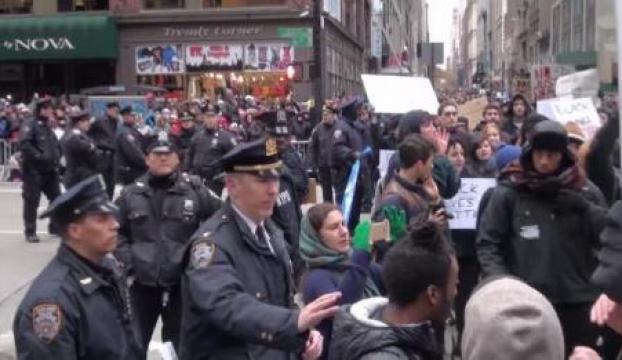 New Yorkta Şükran gününe protestolar damga vurdu