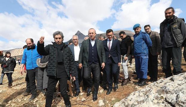 Dışişleri Bakanı Çavuşoğlu &quot;Nöbet&quot; dizimizin setini ziyaret etti
