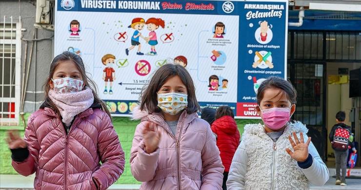 İstanbul'da yeni normalleşme süreciyle okullarda yüz yüze eğitime başlandı