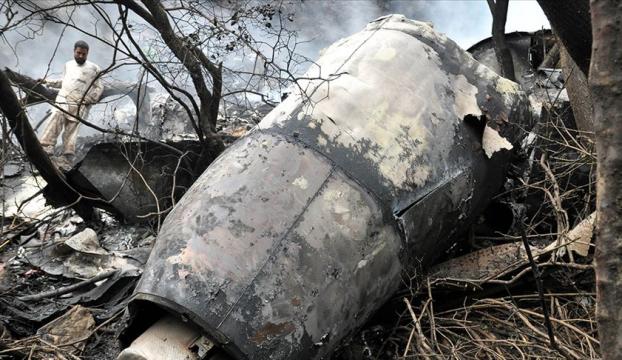 Pakistanda yolcu uçağı düştü