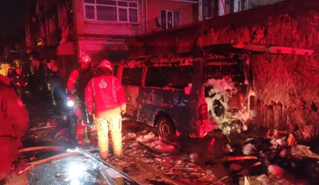 İstanbulda park halindeki panelvan yandı