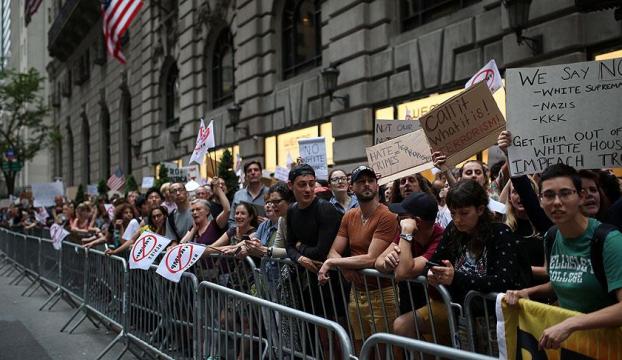Trumpa New Yorktaki evinin önünde protestolu karşılama
