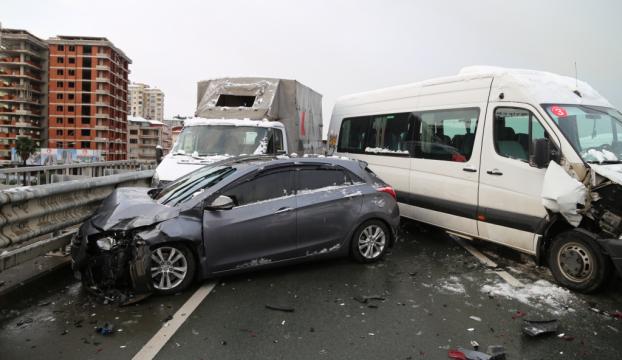 İzmirde zincirleme trafik kazası: 1 ölü, 7 yaralı