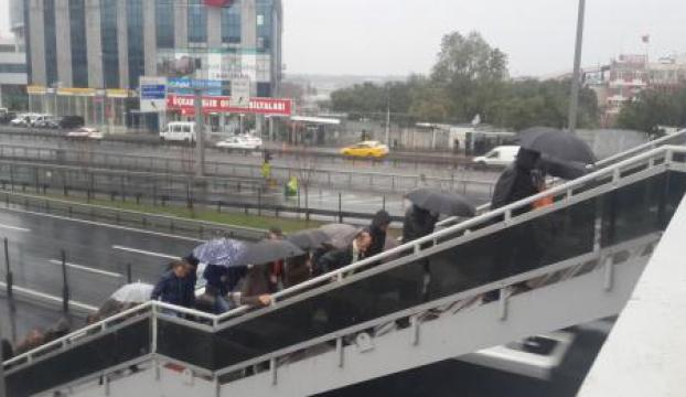 Yağış İstanbul trafiğini felç etti