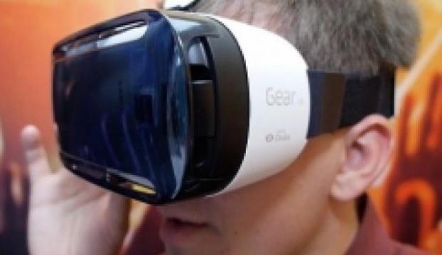 Samsungun sanal gözlüğü Gear VR satışa çıkıyor