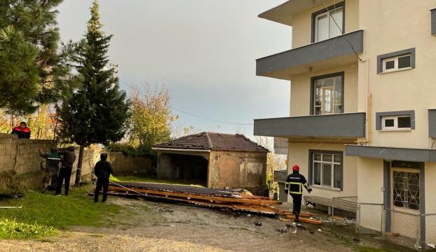Sinopta şiddetli rüzgar çatıları uçurdu