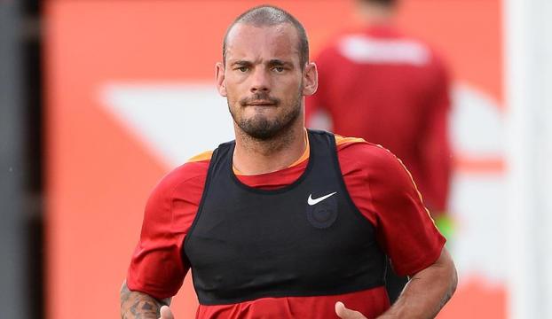 Sneijder çalışmalara başladı