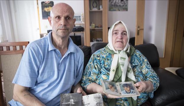 Srebrenitsada öldürülen bir oğlunu defnetmeye hazırlanan Boşnak aile, diğer oğlunu hala bulamadı