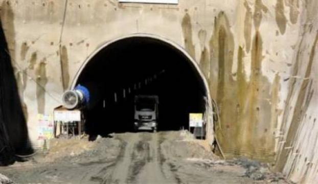 Çinde çöken tünel enkazında kalan 21 işçi kurtarıldı