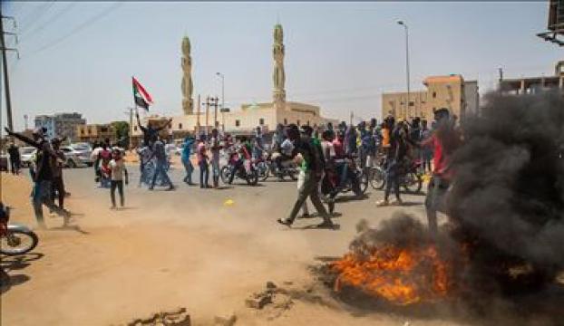 Sudanda reform karşıtı protestoları engellemek için köprüler ve büyük camiler kapatıldı