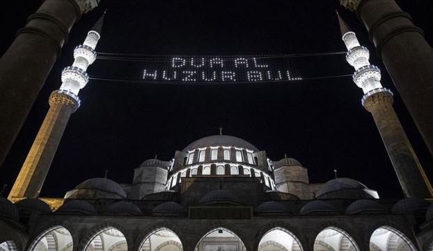 Süleymaniye Camisinde Kadir Gecesi hüznü