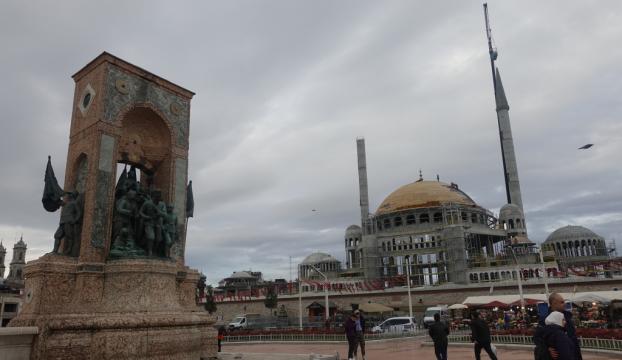 Taksim Camisinin minare külahı yerleştirildi