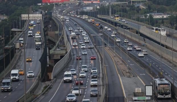 İstanbulda, &quot;tam kapanma&quot; döneminin sona ermesiyle trafik yoğunluğu arttı