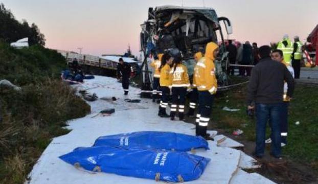 Yolcu otobüsü tıra çarptı: 2 ölü, 12 yaralı