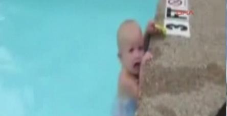 testSüper yüzücü harika bebek!